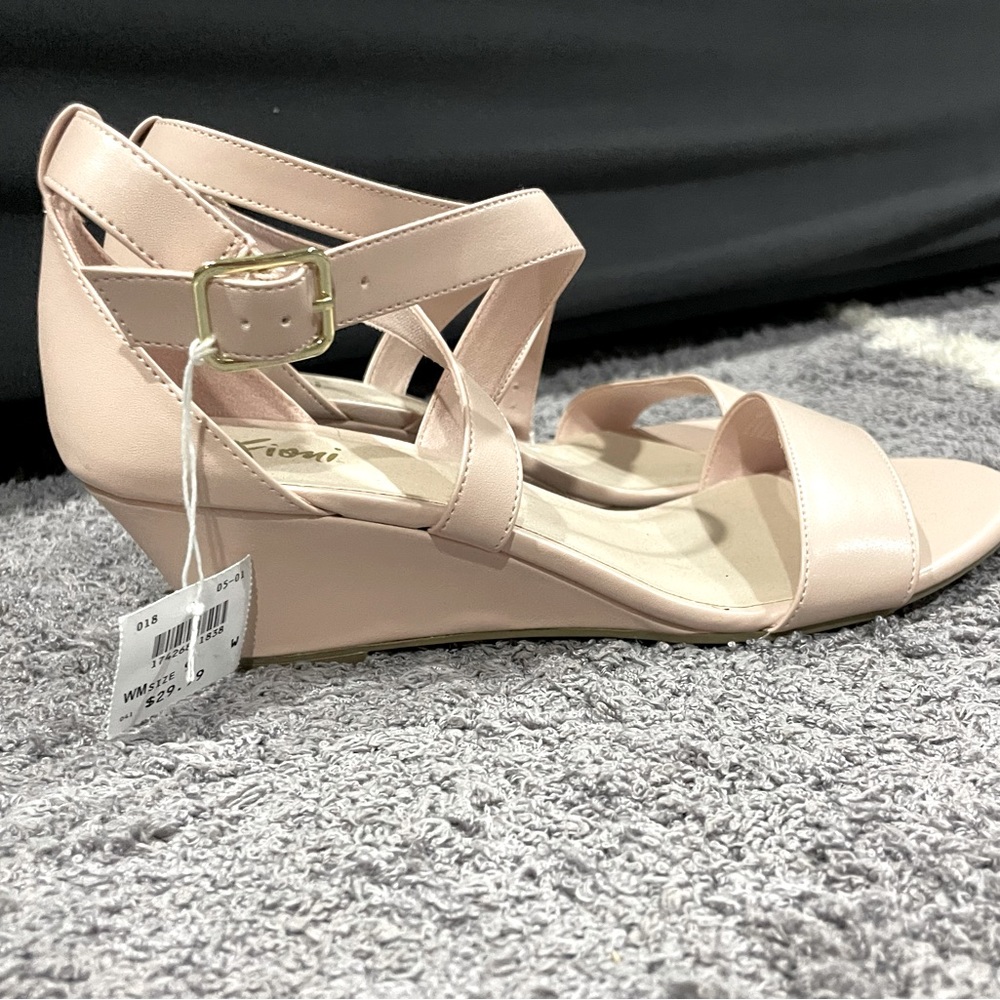 Fioni wedges.